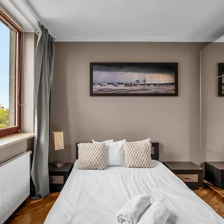 Spacious 2br With Balcony Parking 公寓