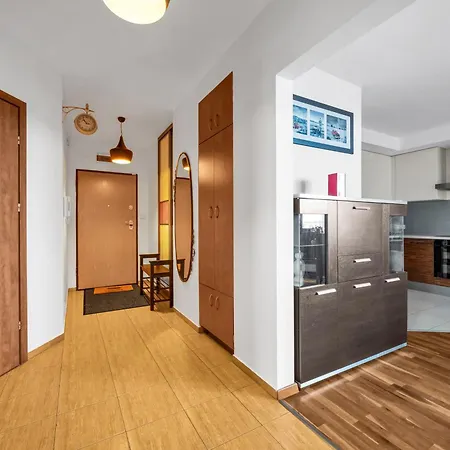 Spacious 2br With Balcony Parking 公寓