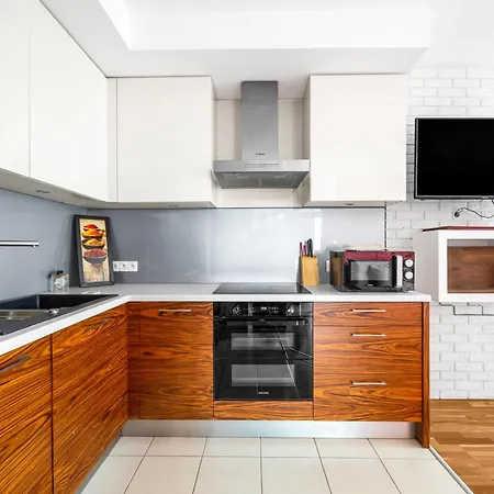Spacious 2br With Balcony Parking * 华沙