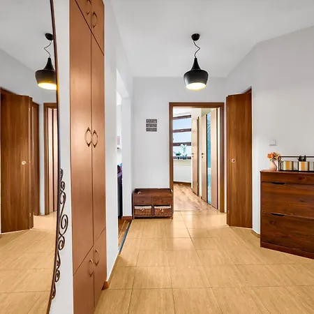 Spacious 2br With Balcony Parking 华沙